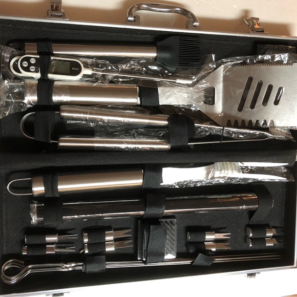 GREAT BARGAIN. Large lot of hunting supplies. Some new. Some excellent cond. - Picture 4 of 17